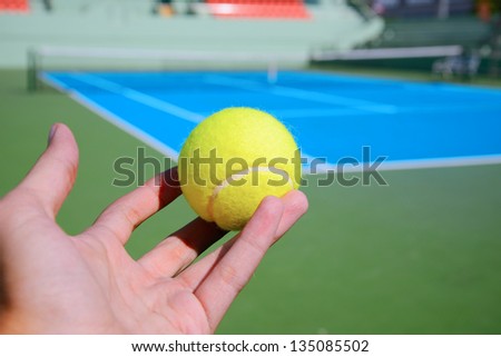 tennis player serve a tennis ball