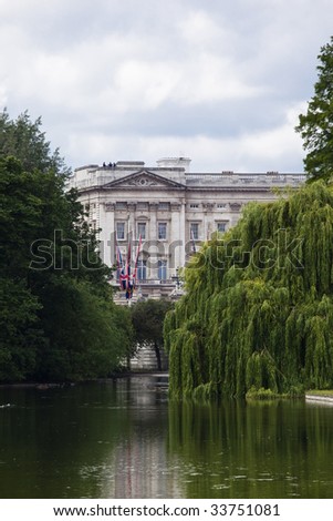 Buckingham palace from st James park