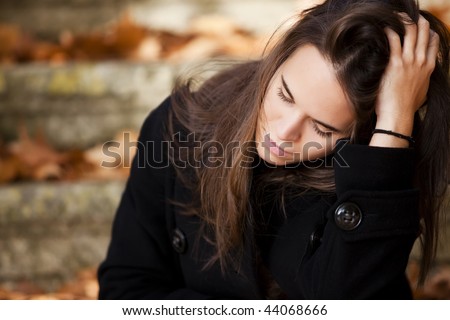 La tristesse me tue Stock-photo-young-beautiful-thoughtful-girl-in-autumn-background-44068666