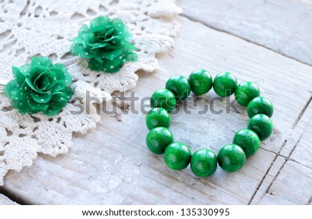 Decoration with green wooden beads bracelet and green flowers hair pins
