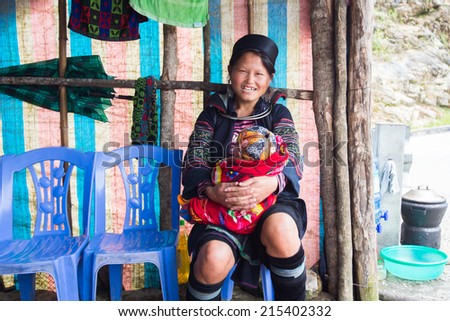 LAOCAI, VIETNAM, AUGUST 31: H\'Mong ethnic minority woman with her child on MAY 31, 2014 in Laocai, Vietnam. There are many ethnic minority groups in Laocai