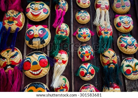 Straw tray\'s art - Vietnam famous souvenir in multi-faces are sales in many shops around downtown Hanoi