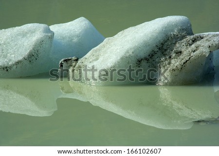 Icebergs, thawing icebergs swimming in Tasman Glacier Lake, Tasman Valley, Mount Cook National Park, South Island, New Zealand