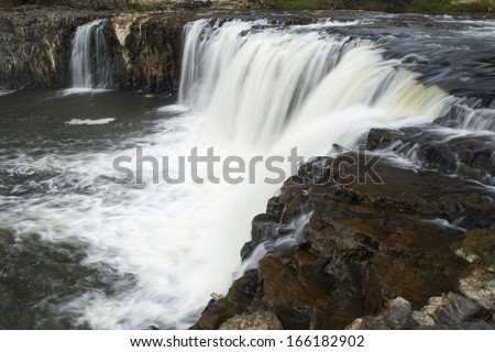 Haruru Falls, water falls in a horseshoe shape down a ledge, Bay of Islands, Northland, North Island, New Zealand
