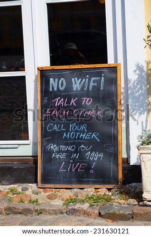 sign with the words: No WiFi