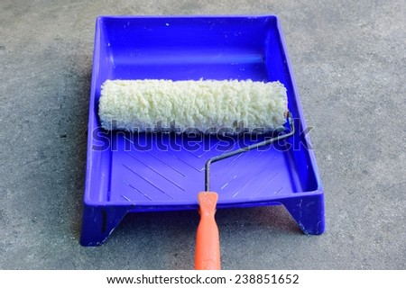 A paint tray, roller brush