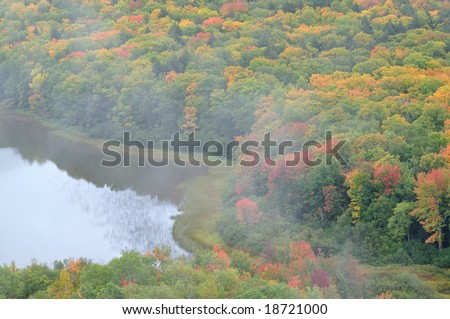 Autumn forest and Lake of the Clouds, Porcupine Mountains Wilderness State Park, Michigan\'s Upper Peninsula, USA