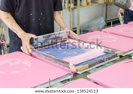 manual screen printing shirt