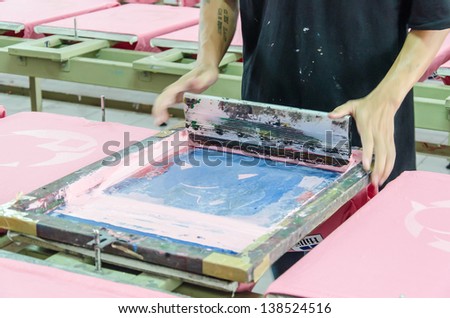 manual screen printing shirt