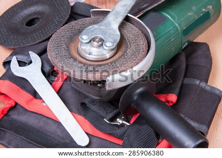 Replacement of the grinding wheel of electric grinder with a help of keys