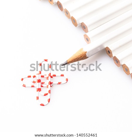 White pencil point to red and white clips which placed in cross shape