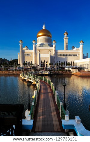 BANDAR SERI BEGAWAN,BRUNEI-FEB 3:The center piece of Brunei\'s capital Bandar Seri Begawan is Sultan Omar Ali Saifuddien Mosque on Feb 3, 2013 in Bdr S.B.Forbes ranks Brunei as the fifth richest nation