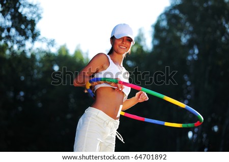 woman rotates hula hoop