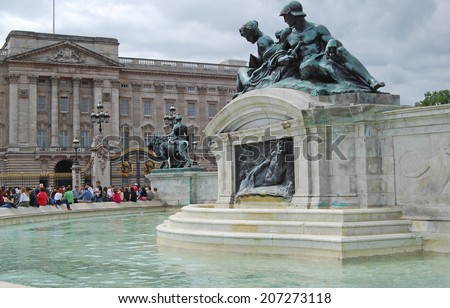 LONDON - AUGUST 4, 2008: Buckingham Palace in London, England. Buckingham Palace is a British icon and the official residence of the British monarch.