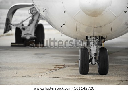 Front view image with the wheels of a parked aircraft