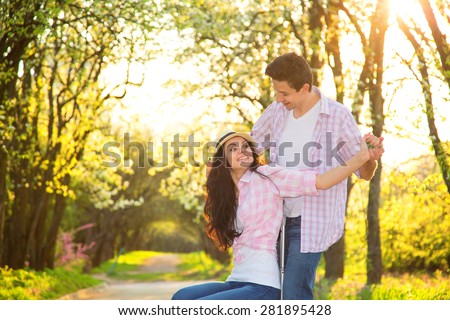 Happy travel, man and woman. Traveling, holidays, vacation, love story and friendship concept - smiling couple having fun in park. Loving couple in countryside. Love story.