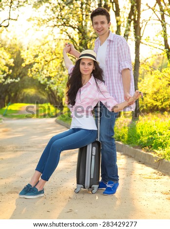 Happy travel, man and woman. Traveling, holidays, vacation, love story and friendship concept - smiling couple having fun in park. Loving couple in countryside. Love story. Happy people having fun.