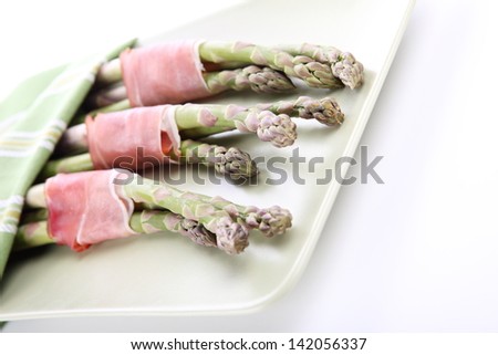 green asparagus with ham