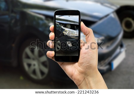 Man photographing his veiculo damages for accident insurance