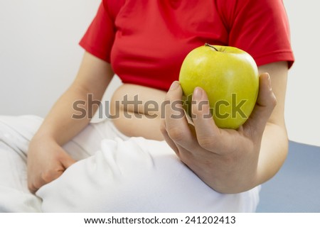 woman showing an apple to your diet and lose their fat