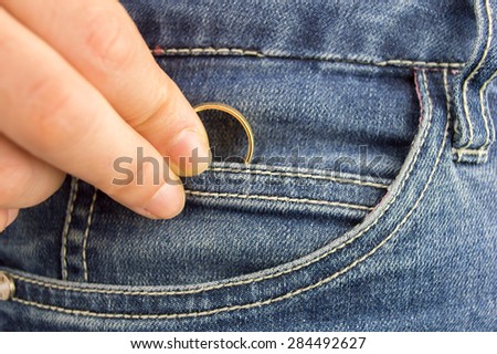 unfaithful woman hiding alliance ring in her pocket