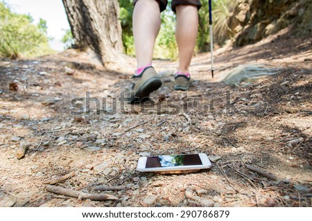 hiker who lost the smartphone on the road