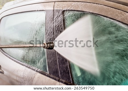 Car washing with a high pressure water jet