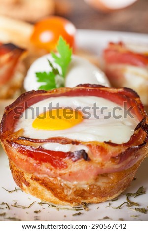 Bacon and eggs breakfast muffin