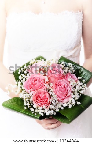 detail on bride hold flowers bouquet