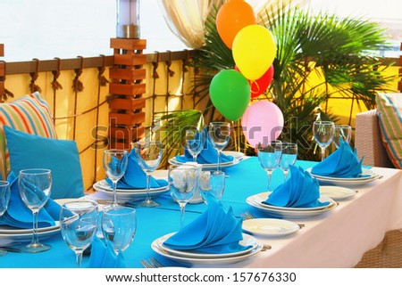 Serving blue napkins and colored balloons for the children\'s holiday summer