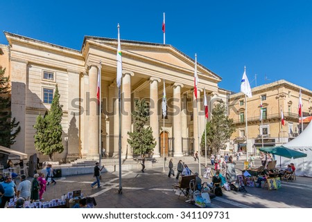 VALLETTA, MALTA - NOVEMBER 12, 2015: Malta law courts and artists on the street on November 12, 2015 in Valletta, Malta.