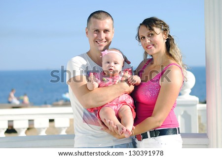 the little girl with parents near the sea