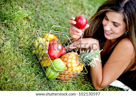 Healthy eating woman with a basket of fruits Ã?Â?Ã?Â� outdoors