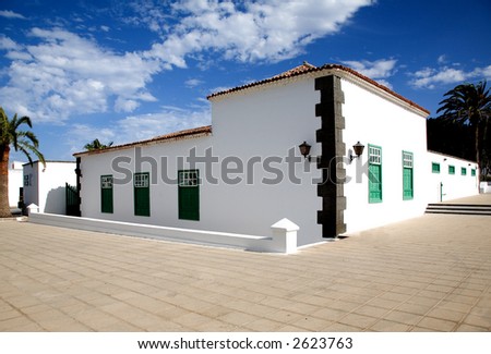 house with a colonial architecture on a sunny day