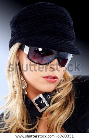 نظارات بطير العقل Stock-photo-blond-fashion-woman-portrait-wearing-sunglasses-and-a-black-hat-6960331