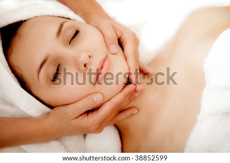 Lifestyle - Pagina 3 Stock-photo-woman-at-a-spa-getting-a-massage-in-her-face-38852599