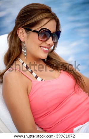 Summer woman portrait with sunglasses smiling by the pool