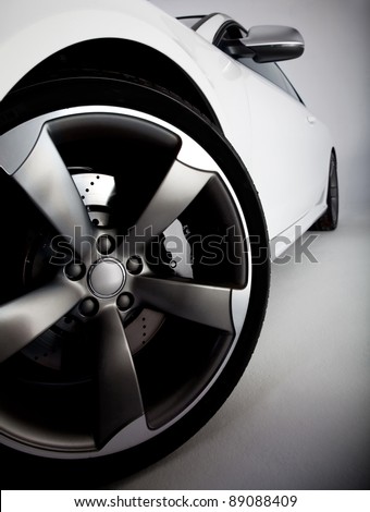 Picture of a white sports carÂ focusing on the tire