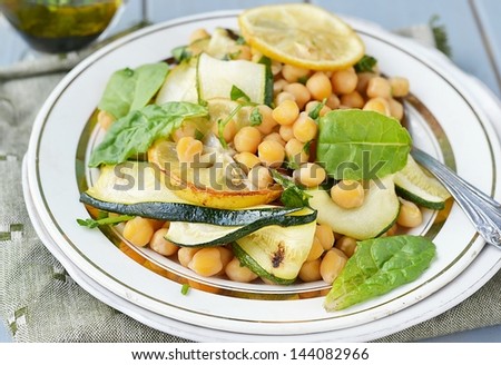 chickpeas,spinach  and zucchini salad.