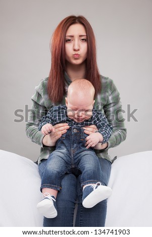 The girl the teenager does not know what to do with the crying baby