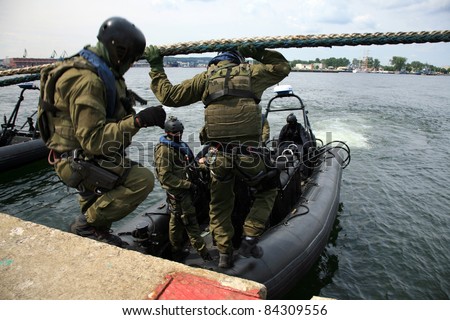 Boarding a ship – soldier. The Marine special forces to enter the ship to its search and hostage rescue – before training.