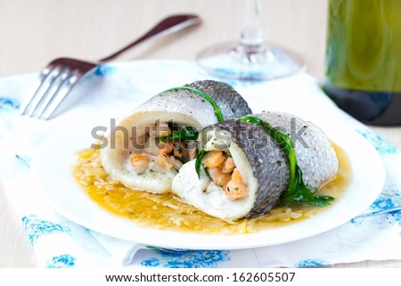 Fish rolls of dorado fillet stuffed shrimp and spinach with onion sauce of leek and wine