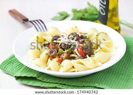 Pasta with sauce chicken hearts, vegetables, red paprica, green pepper, onion, parsley, cheese
