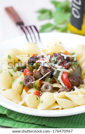 Pasta with sauce chicken hearts, vegetables, red paprica, green pepper, onion, parsley, cheese