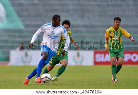 BANGKOK,THAILAND-AUGUST 10, 2013:Mohamed Basir Savage (White) player of TOTSC in action during Thai Premier League 2013 between Army Utd and TOTSC at Army stadium on August 10,2013 in Bangkok,Thailand