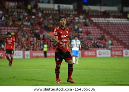 BANGKOK,THAILAND-SEP 14:Pak Nam Chol player of MTUTD in action during football Thai Premier League 2013 between Muangthong United and TOTSC at SCG stadium on Sep 14,2013 in Thailand.