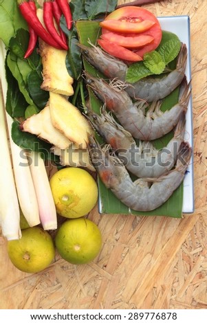 Shrimp and lemon, chilli, lemon grass, kaffir lime leaves for soup spicy