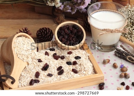 Oat flakes with currant dried fruit and milk