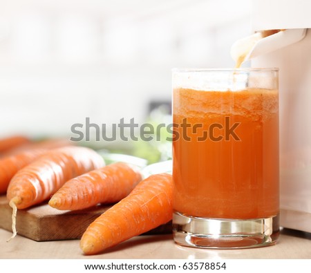 Juice extractor and carrot juice