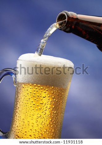 pouring beer into a mug, motion shot